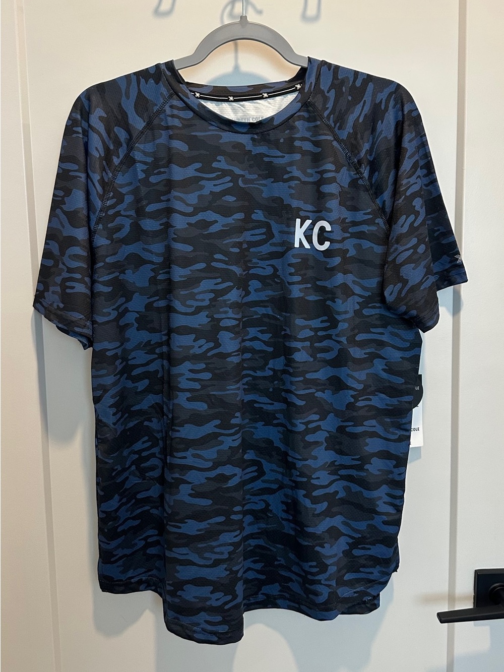 NWT Kenneth Cole mens Blue & Black Camo Short-Sleeves
active Wear shirt. SIZE L